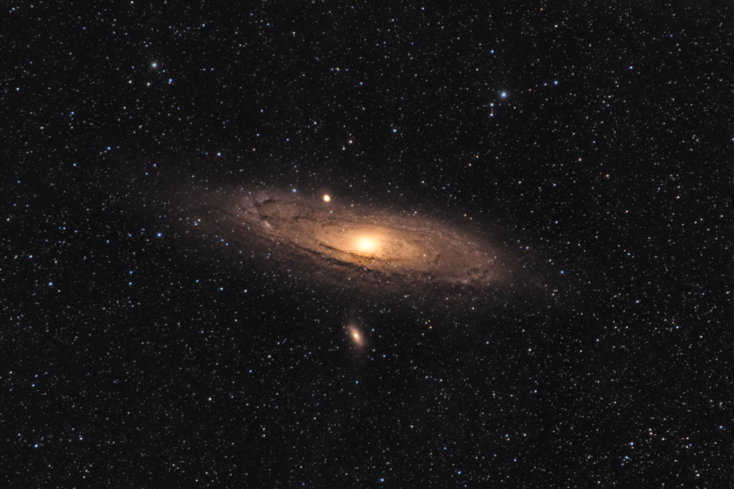 Andromeda Galaxy - Tamron 200 mm EF - Im Garten - 90 sec, 08. - 09.08.2022 - 700Da-min