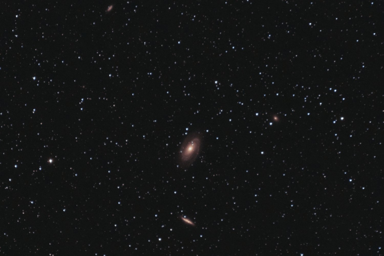 Bode's Galaxy (M81) & Cigar Galaxy (M82) - Tamron 300 mm EF - Im Garten - 90 sec, 02. - 03.04.2022-min