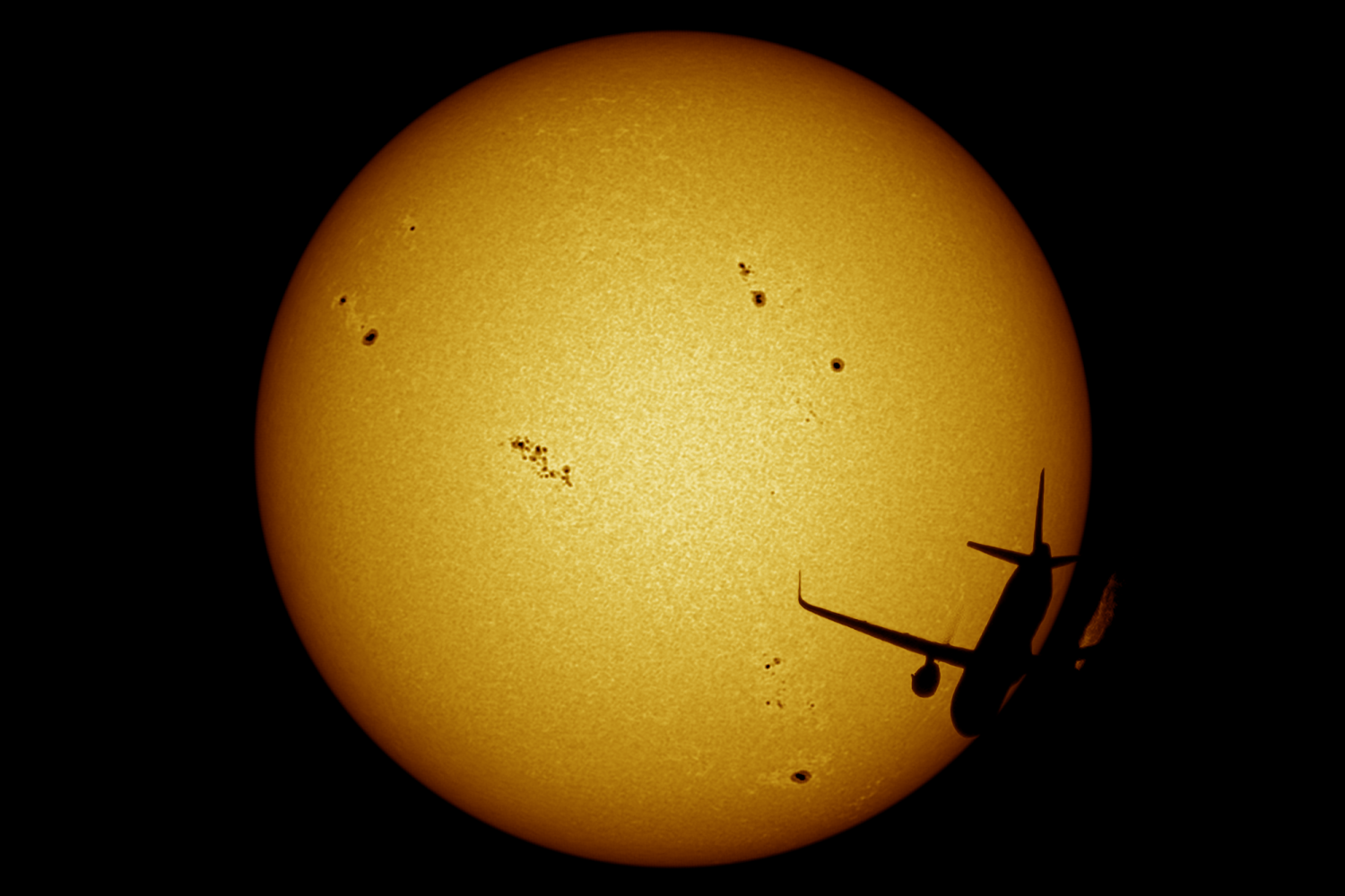 Sun with Airplane - Tamron 300 mm EF - Im Garten - 09.06.2023 - Colorized - First Crop-min
