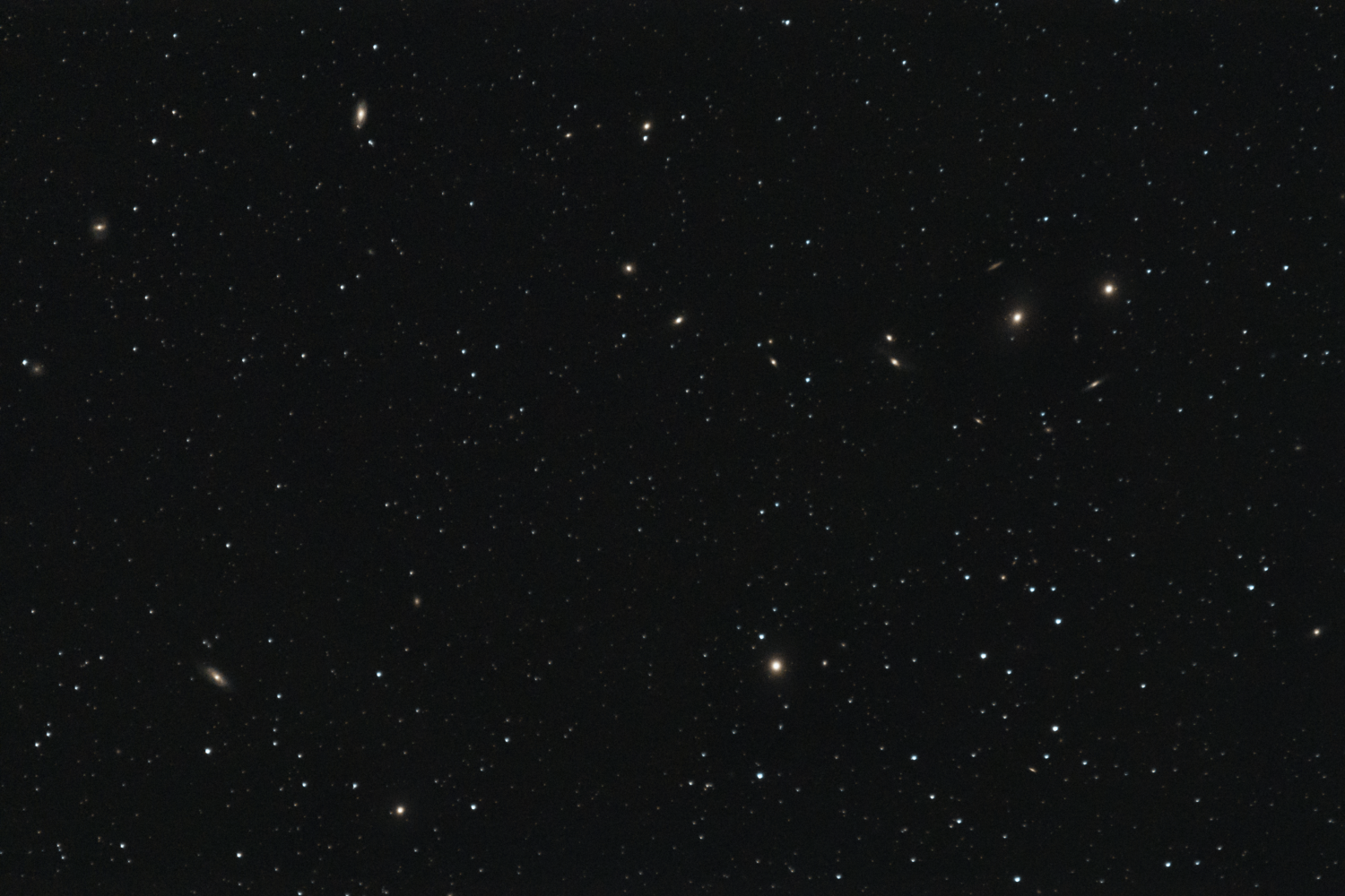 Virgo Cluster (Markarian's Chain) - Tamron 300 mm EF - Im Garten - 60 sec, 10. - 11.04.2022-min